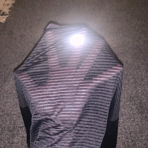 Black long sleeve crop lululemon top / size 4 / see thru ribbed detail - Picture 4 of 4